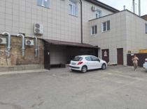 Парковка для посетителей с ул. Орджоникидзе. Вход с парковки открыт всегда